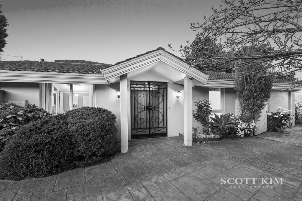 38 Diamond Avenue,  GLEN WAVERLEY  VIC
