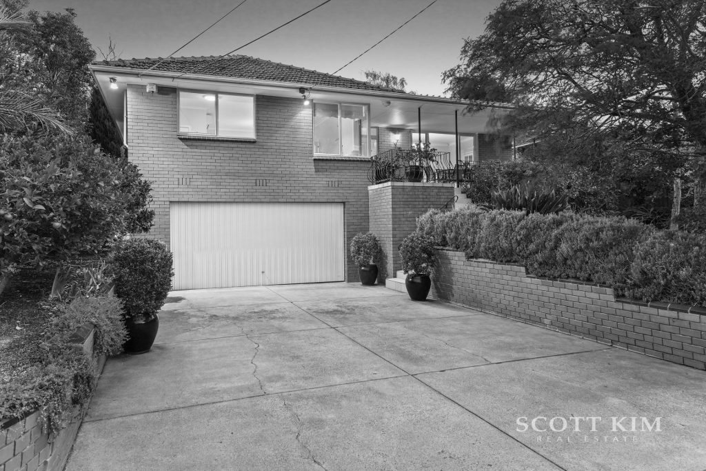 2 Oak Hill Road,  MOUNT WAVERLEY  VIC