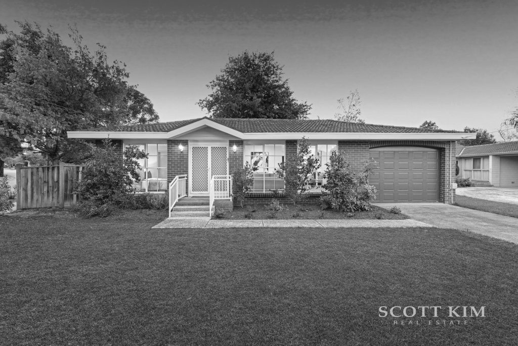 1 Ayr Court,  GLEN WAVERLEY  VIC