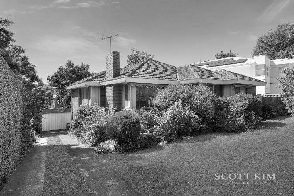 1 Benwerrin Drive,  BURWOOD EAST  VIC