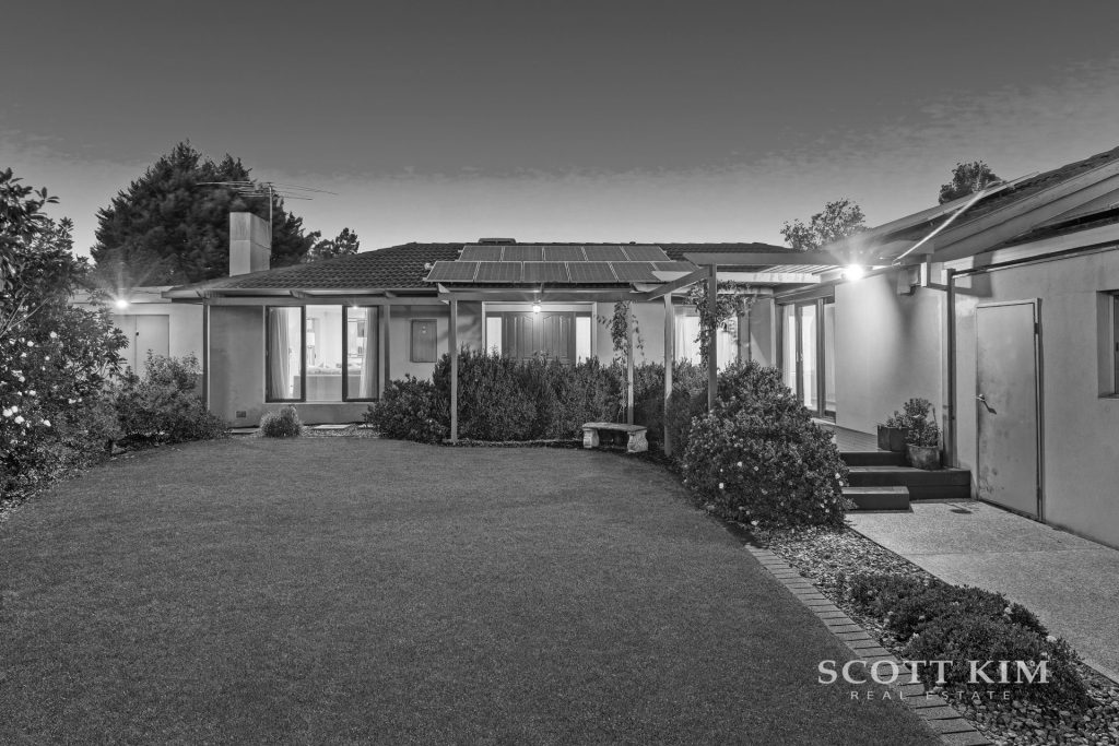 8 Moorea Court,  MOUNT WAVERLEY  VIC