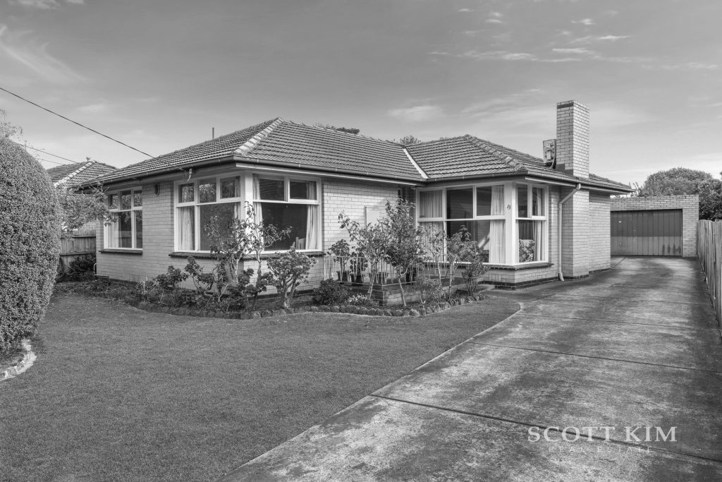 13 Headingley Road,  MOUNT WAVERLEY  VIC
