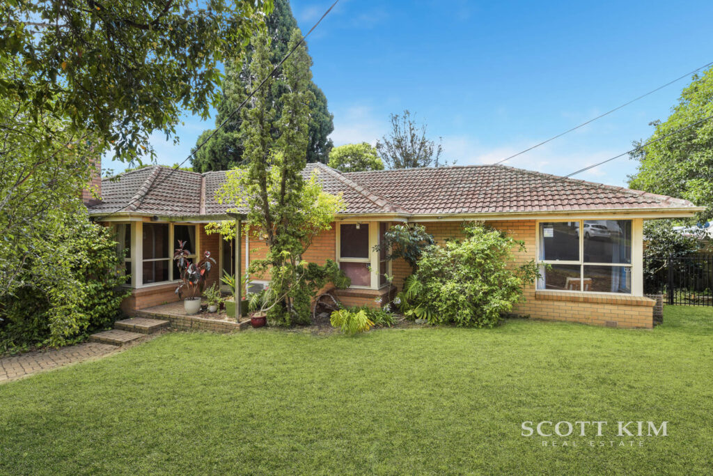 4 Ivy Court, <br> MOUNT WAVERLEY  VIC  3149
