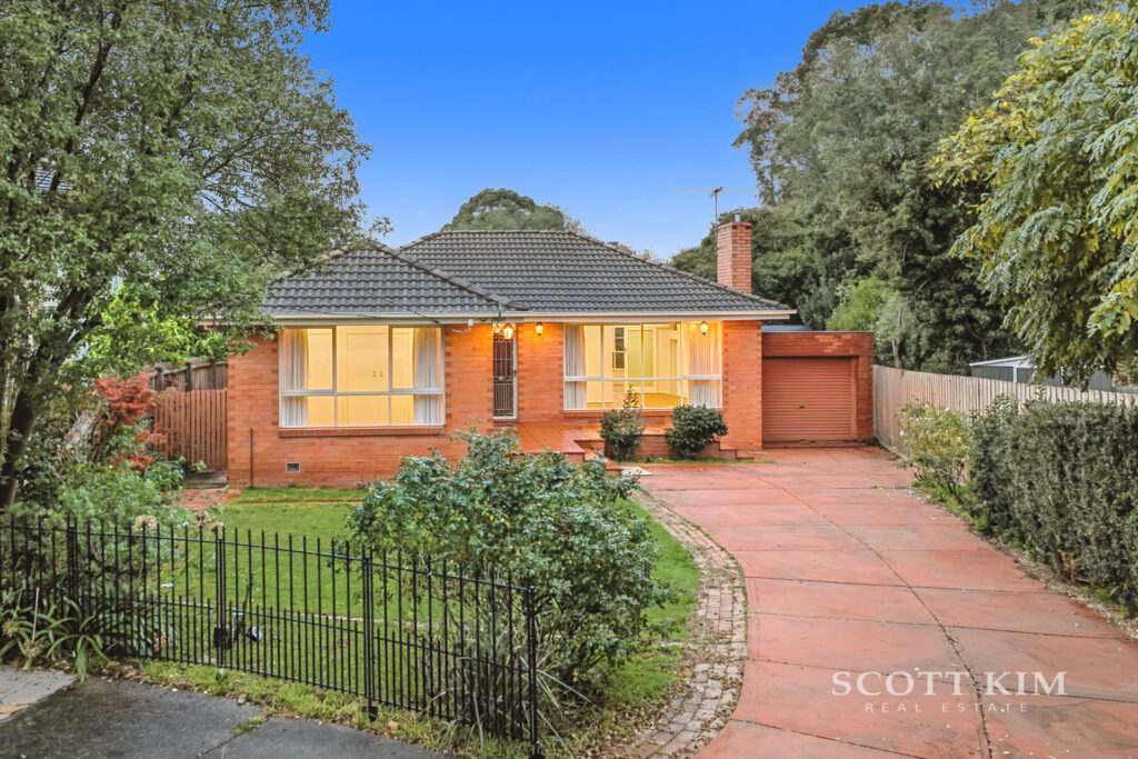 4 Arran Court, <br> GLEN WAVERLEY  VIC  3150