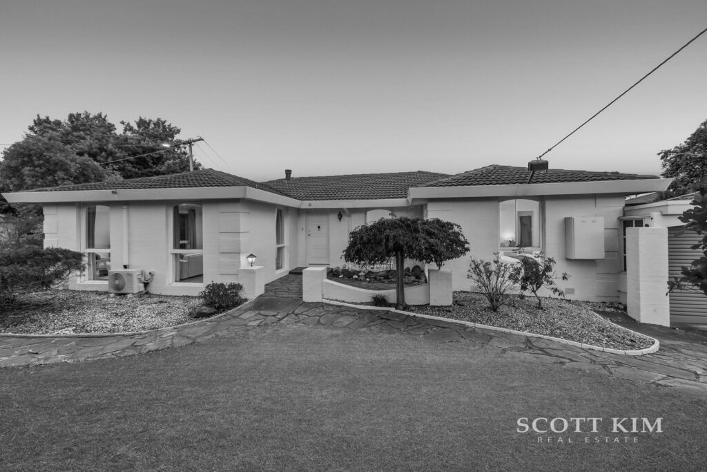 9 Finton Close,  GLEN WAVERLEY  VIC
