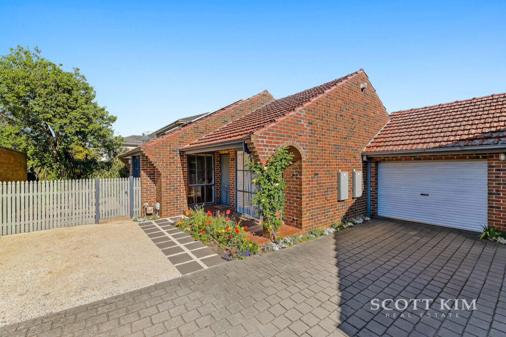 2/94 Blackburn Road,  GLEN WAVERLEY  VIC  3150